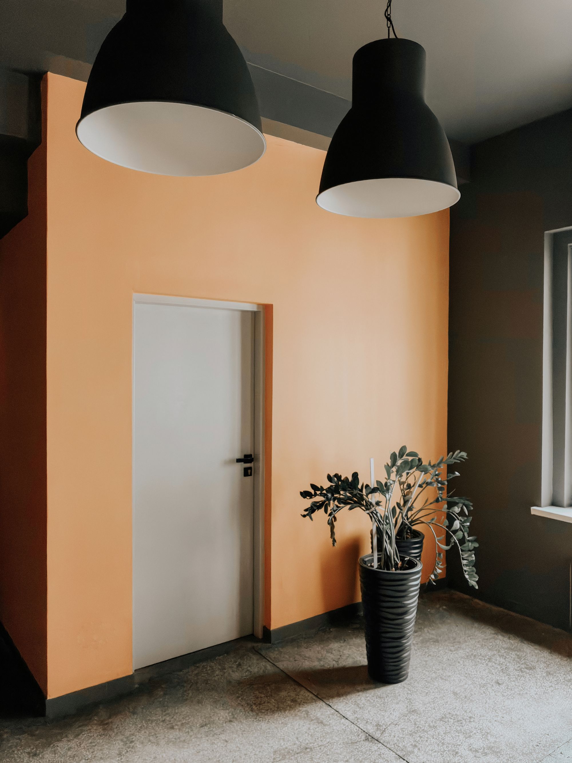 Gestaltungsidee: orangefarbene Innenwand mit schwarzen Leuchten